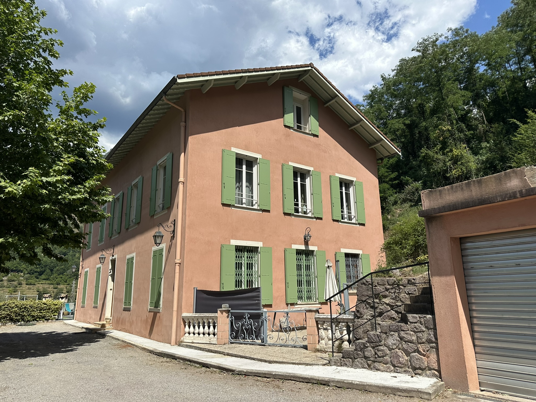7/8 pieces dans maison de Maître avec jardin, terrasse et garages